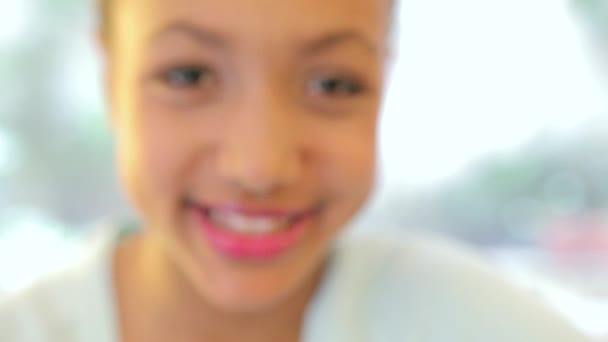 Közelről egy fiatal gyermek lány portréja - Felvétel, videó