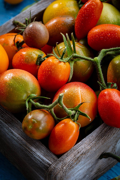 Fresh tomatoes set in box - 写真・画像