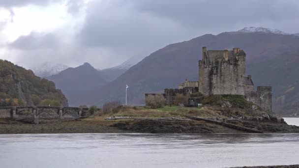 Eilean Donan замку під час осінній день - Dornie, Шотландія - Сполучені Штати Америки - Кадри, відео