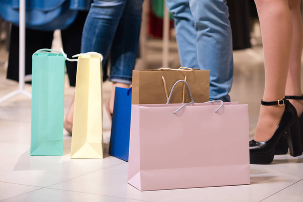 Kleurrijke boodschappentassen op verdieping van kleding winkel. - Foto, afbeelding