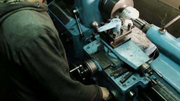 Тёрнер работает над токарным станком на заводе металлоконструкций. Металлургия
 - Кадры, видео