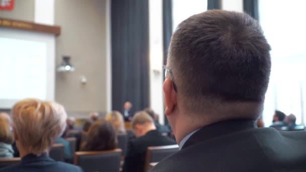 ο άνθρωπος παίρνει μια φωτογραφία κατά τη διάρκεια ενός συνεδρίου - Πλάνα, βίντεο