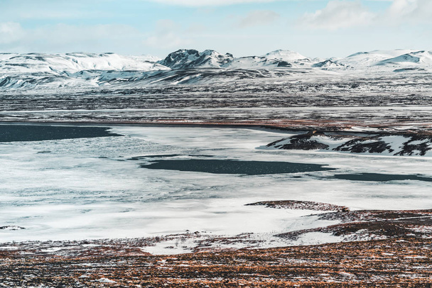 Beautiful highland iceland blue lake near Hekla among snow mountains. - Foto, imagen