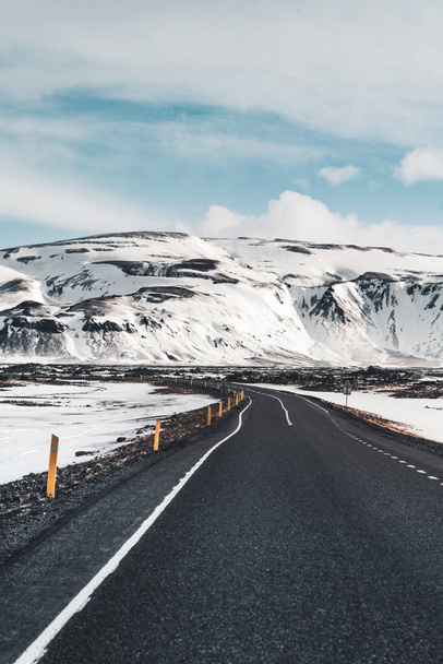 Perspectiva estrada sinuosa na Islândia com neve gama de montanhas fundo no dia nublado outono temporada Islândia
. - Foto, Imagem