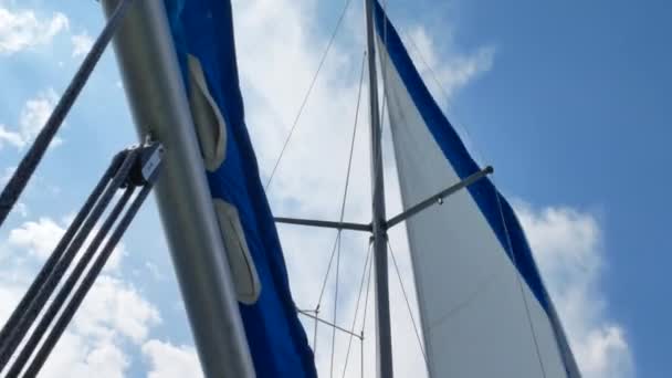 Żagle, żeglarstwo, jacht w dzień wiatru - Materiał filmowy, wideo