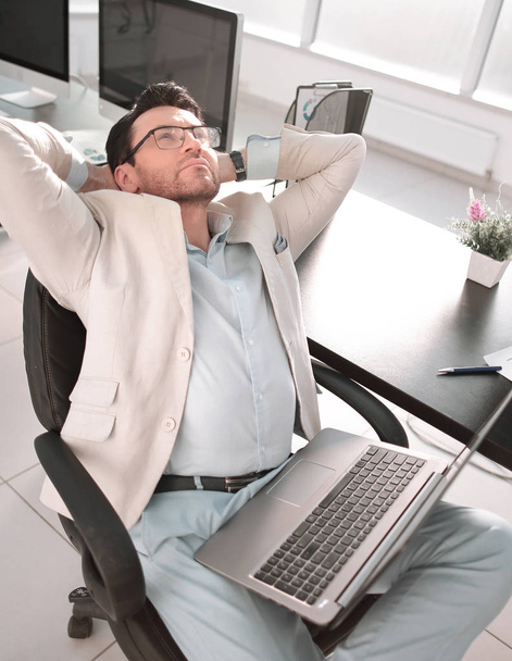 tired businessman sitting in front of his Desk - Foto, Imagem