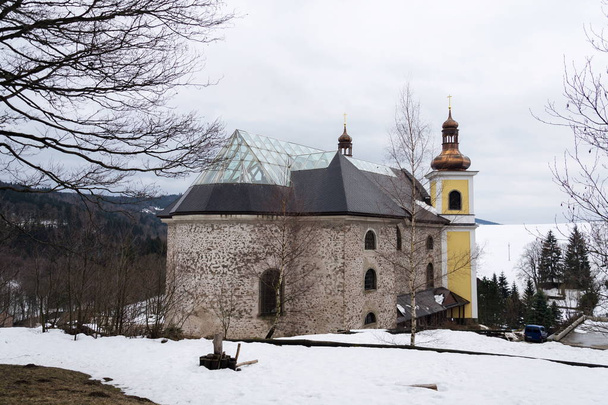 Iglesia de la Asunción con techo de cristal en las montañas nevadas país, Neratov, Orlicke hory, Montañas del águila, República Checa
 - Foto, Imagen