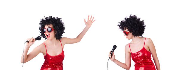 Estrella pop con micrófono en vestido rojo sobre blanco - Foto, imagen