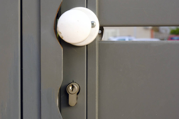 kapı ve beyaz yuvarlak tutamaçlardan anahtar deliği - Fotoğraf, Görsel