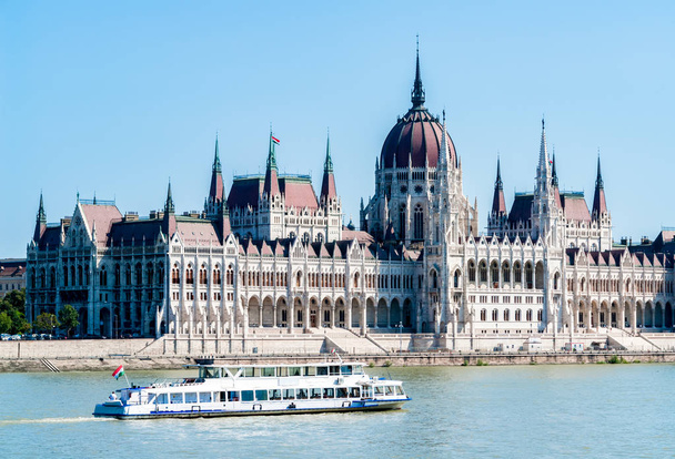 Hungarian Parliament Building in Budapest and white tour boat - Фото, зображення