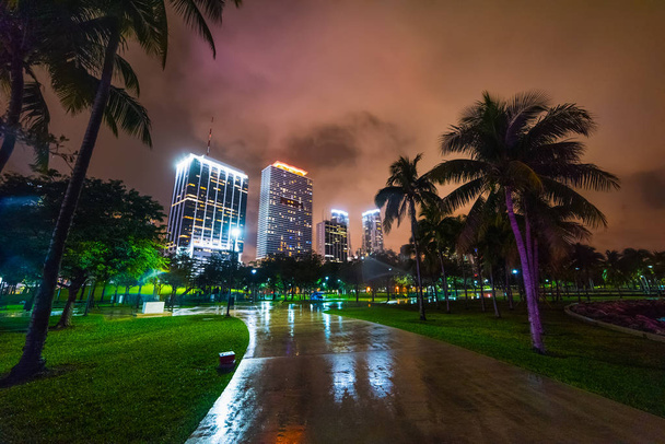 Pilvenpiirtäjiä Miamin keskustassa nähtynä Chopin Plazalta yöllä
 - Valokuva, kuva