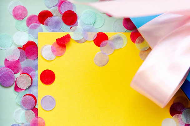 Mockup de cartão de presente com quadro de confete colorido. espaço de cópia para promoção
. - Foto, Imagem