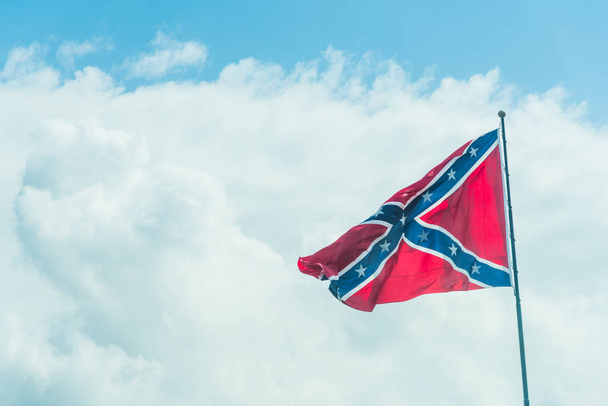 Konföderierten-Flagge unter blauem Himmel mit Wolken in Florida - Foto, Bild