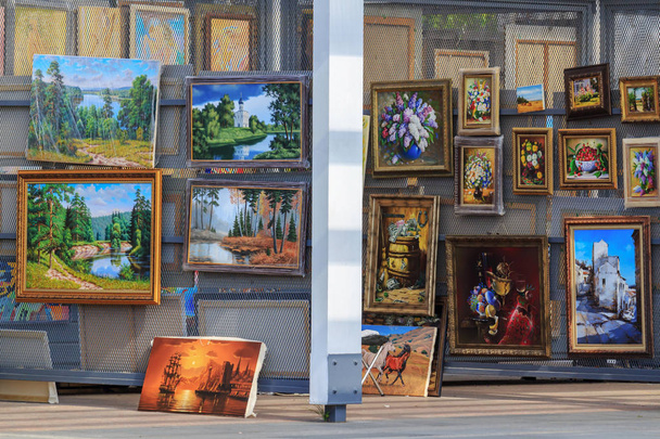 Moscow, Russia - July 30, 2018: Exhibition of paintings by contemporary artists near New Tretyakov Gallery on Krymsky Val street in Moscow - Fotoğraf, Görsel