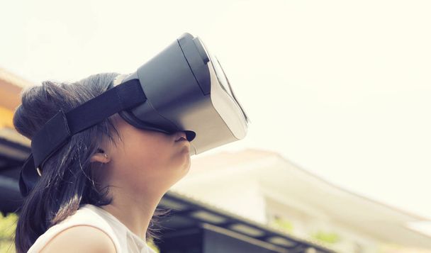 Kinder mit Virtual-Reality-Brille mit Spaß und Überraschung - Foto, Bild