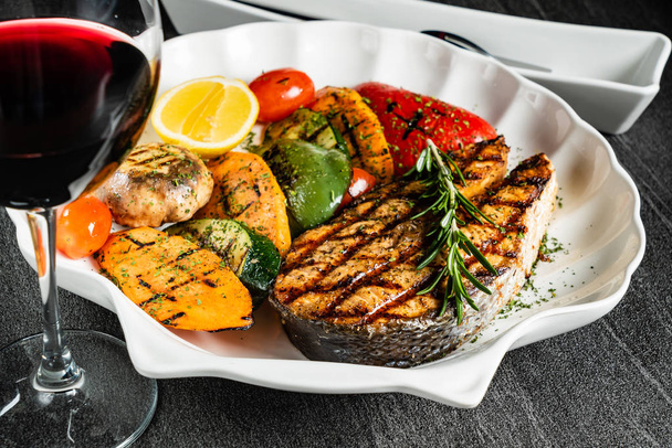Grilled salmon steak with grilled vegetables and red wine - Foto, immagini