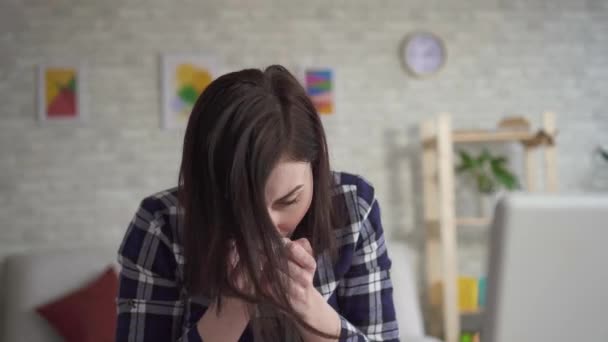 Portrait of a sneezing young woman - Materiaali, video