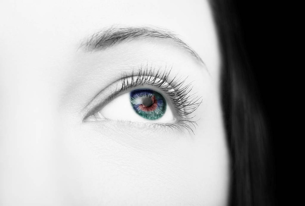 Mooie inzichtelijke look womans ogen. Close-up shot - Foto, afbeelding