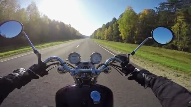 Motocicleta incrível andando em direção ao sol da manhã na bela estrada. Cruzador / helicóptero clássico para sempre
!  - Filmagem, Vídeo