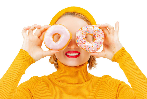 Grappige vrouw met kleurrijke donuts tegen haar ogen. - Foto, afbeelding