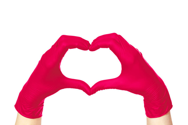  Les mains féminines en gants roses tiennent les doigts en forme de coeur isolé sur fond blanc
 - Photo, image