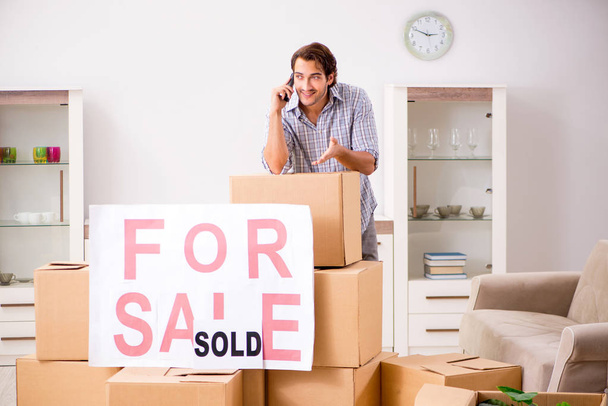 Jeune homme offrant maison à vendre et déménagement
  - Photo, image