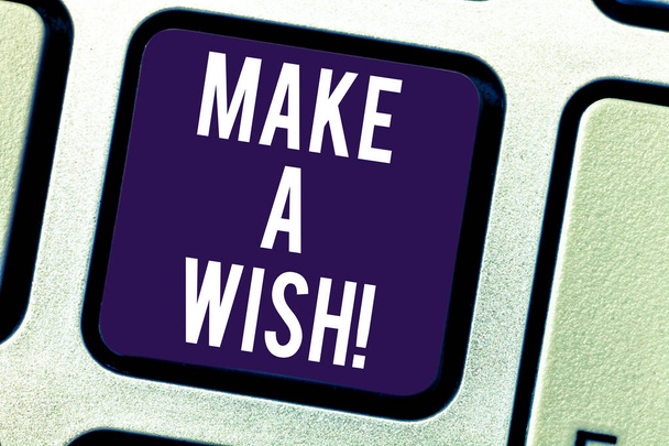 Tekst znaku wskazującym, Make A Wish. Koncepcyjne zdjęcie, aby mieć marzenia pragnienia o przyszłych wydarzeniach być pozytywne klawisz na klawiaturze zamiar utworzyć wiadomość komputer naciskając klawisz klawiatury, pomysł. - Zdjęcie, obraz