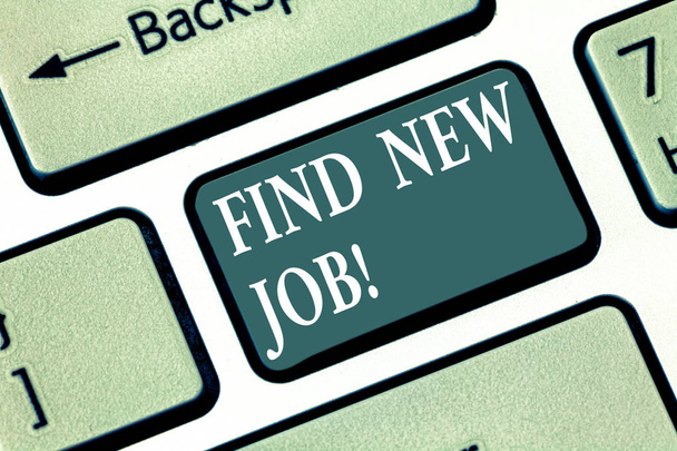 Teksti merkki osoittaa Etsi uusi työpaikka. Käsitteellinen kuva Uusien uramahdollisuuksien etsiminen Ratkaisu työttömyyteen Näppäimistön avain Aikomus luoda tietokoneviestin painamalla näppäimistön ideaa
. - Valokuva, kuva