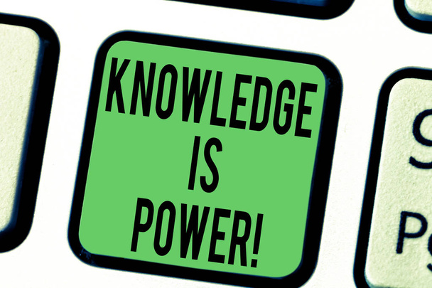 Slovo psaní textu znalosti je moc. Obchodní koncept pro vědomí je silnější než fyzická síla klávesová záměr vytvořit počítač zprávy stisknutí klávesy klávesnice nápad. - Fotografie, Obrázek