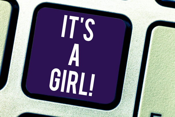 Tekst bord toont het S Is A Girl. Conceptuele foto verwacht een schattige baby-pastel kleuren een heleboel roze toets op het toetsenbord te willen maken van computer bericht op idee van het toetsenbord te drukken. - Foto, afbeelding