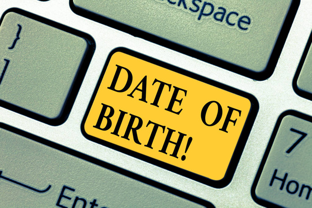 Текстовий знак, що показує дату народження. Концептуальна фотографія День, коли хтось народжує новонароджену дитину, що приходить вагітна леді Клавіатура Намір створити комп'ютерне повідомлення, натиснувши на ідею клавіатури
. - Фото, зображення
