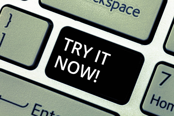 Текст для написания слов Try It Now. Бизнес-концепция для бесплатного пробного использования чего-то нового в эксперименте
. - Фото, изображение