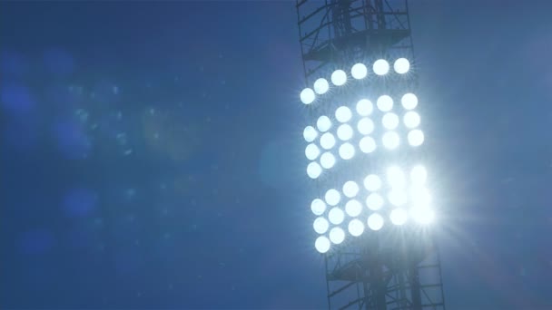 Fondo de fútbol / fútbol / deportes luces del estadio contra el cielo oscuro, 4k
 - Metraje, vídeo