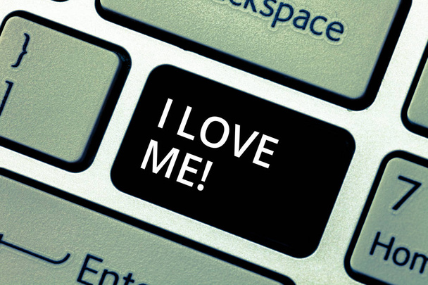 Σύνταξη κειμένου λέξη αγαπώ Me. επιχειρηματική ιδέα για να έχουν καλά συναισθήματα αγάπης για τον εαυτό του selfacceptance πλήκτρο πληκτρολογίου πρόθεση να δημιουργήσετε υπολογιστή μήνυμα πιέζοντας το αριθμητικό πληκτρολόγιο ιδέα. - Φωτογραφία, εικόνα