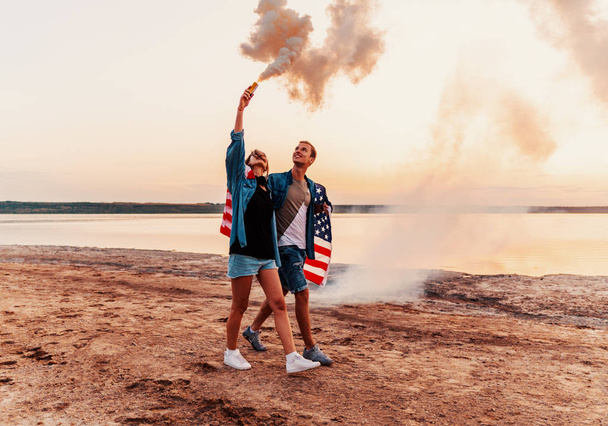 couple américain avec main fusée éclairante ou fusée
 - Photo, image