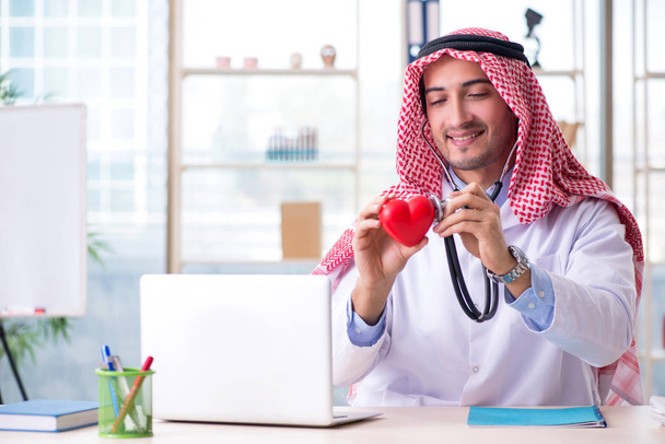 Arabský lékař kardiolog pracuje na klinice  - Fotografie, Obrázek