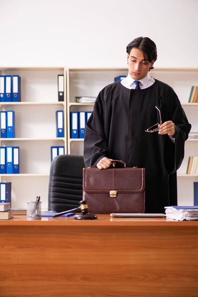 Молодой привлекательный судья работает в суде  - Фото, изображение