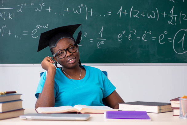 Estudiante negra delante de pizarra
   - Foto, imagen