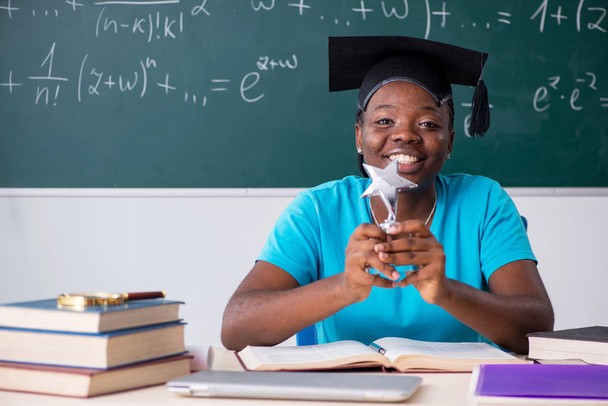 Zwarte vrouwelijke student voorkant schoolbord   - Foto, afbeelding