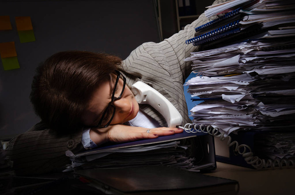 Empleada que sufre de exceso de trabajo
    - Foto, imagen
