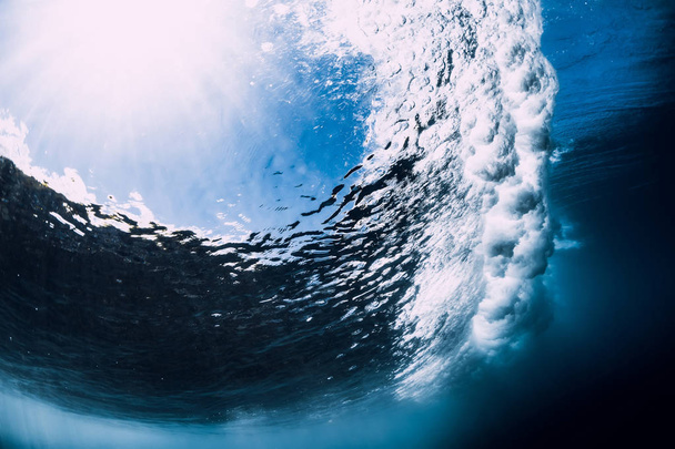 Potente ola bajo el agua con burbujas de aire. Océano en el agua
 - Foto, imagen
