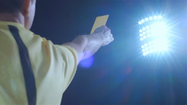 Διαιτητής ποδοσφαίρου ποδοσφαίρου δείχνει ποινή κίτρινη κάρτα - Πλάνα, βίντεο