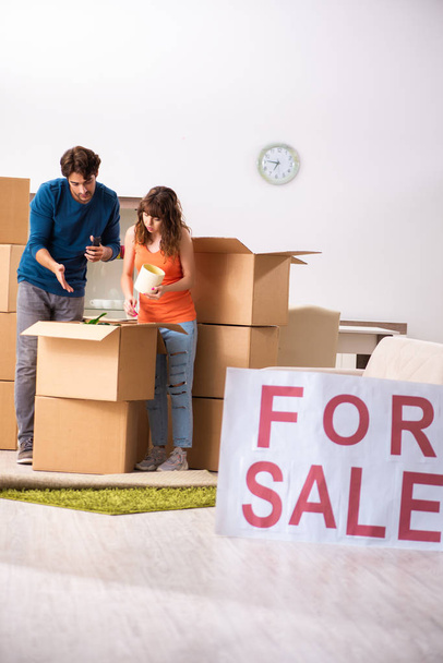 Mladá rodina nabízí dům na prodej a stěhování - Fotografie, Obrázek