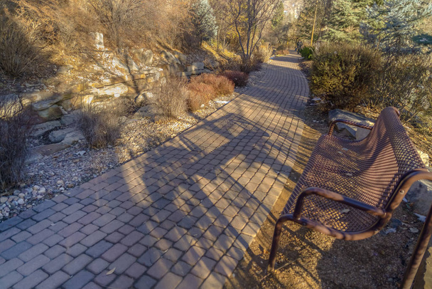 Cihlový chodník a lavička na slunný park v Provo - Fotografie, Obrázek