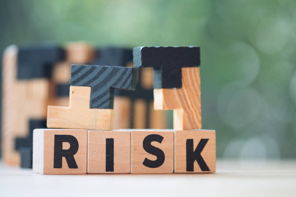 Дерев'яна головоломка, нанесена на слово "Risk"
. - Фото, зображення