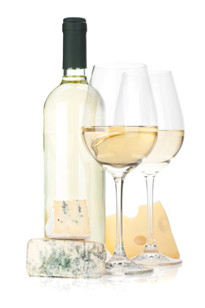 Beyaz şişe şarap, iki bardak ve peynir - Fotoğraf, Görsel