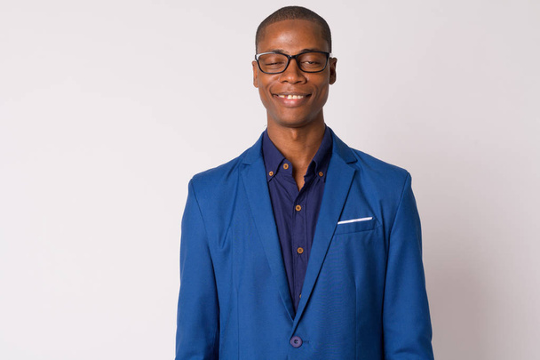 Portrait de jeune homme d'affaires africain chauve heureux avec des lunettes souriant
 - Photo, image
