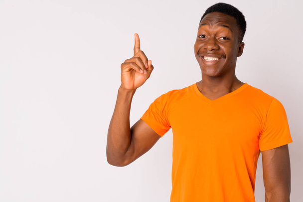 Portrait de jeune homme africain heureux pointant vers le haut
 - Photo, image