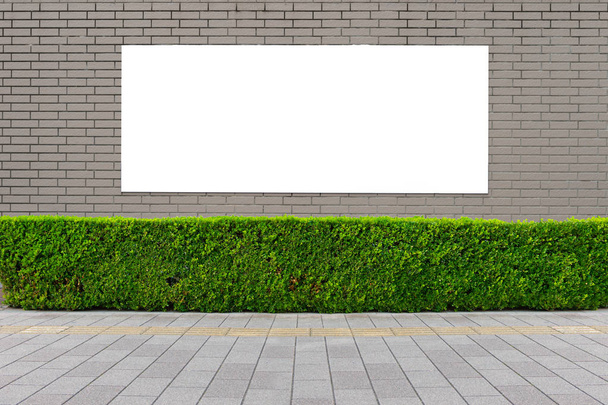 Cartelera grande en blanco en una pared de la calle, pancartas con espacio para agregar
 - Foto, Imagen