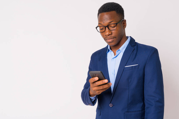 Muotokuva nuori komea Afrikkalainen liikemies käyttää puhelinta
 - Valokuva, kuva